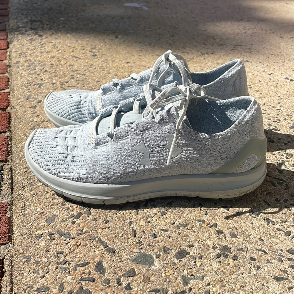 Women’s under Armour sneakers. Size 6.5. Lightweight, good condition.